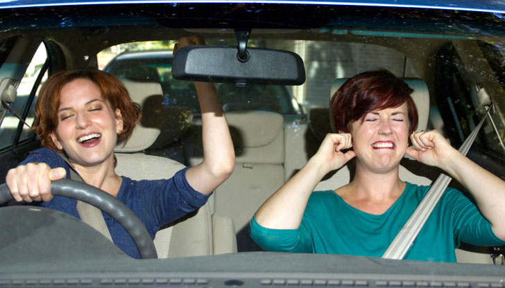 Cuidado! Ouvir música alta no carro traz riscos à audição
